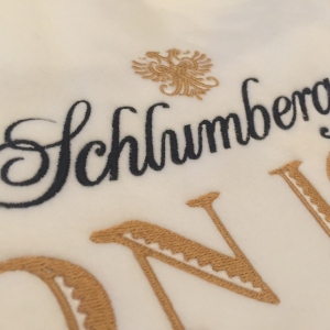 schlumberger-logo-decke-weiss-stickerei