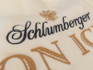 schlumberger-logo-decke-weiss-stickerei